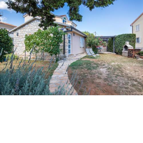 Holiday house "Laurus Garden" with private parking