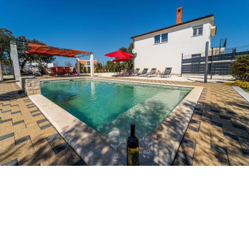 Holiday house with a private heated swimming pool