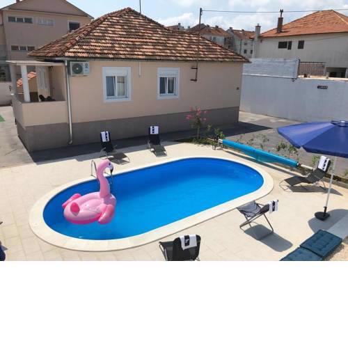 Holiday house with a swimming pool Zadar - 14133