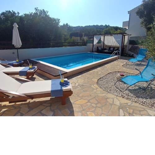 Holiday house with sea view, outdoor pool and free private parking