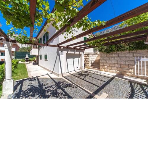 Holiday House Živana