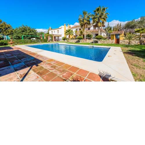 Holiday villa for eighteen people with an outdoor playground and WiFi