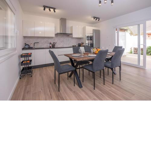 Holiday Villa Rustika Luxe 1- Rural, Pool, BBQ, Mountain view by Holidays Home