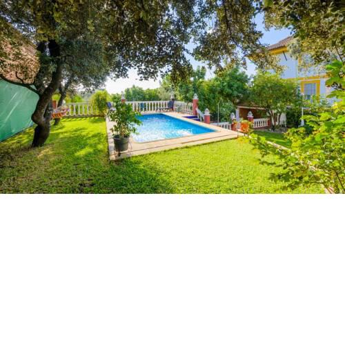 Holiday villa with well maintained garden between Cordoba and Seville