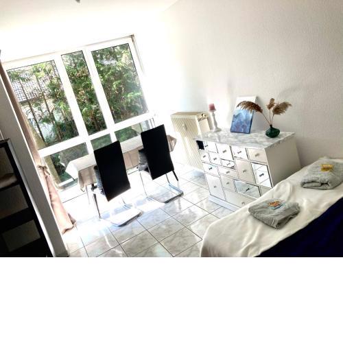 Homeoffice Business Nature view mit Parkplatz Zentral, Hauptbahnhof und Küche