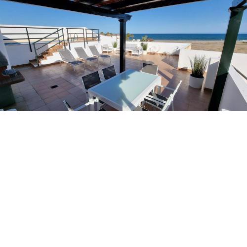 Homes of Spain, Apartamentos Paraíso Vera Playa, Ático Q, Suite Fatu Hiva con piscina privada en solárium, vistas mar en PRIMERA LINEA de PLAYA, WIFI