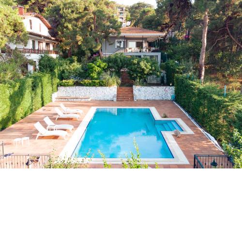 Homie Suites - 3br villa w pool in Heybeliada