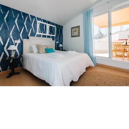 Hostly - Acetres Penthouse in City Center
