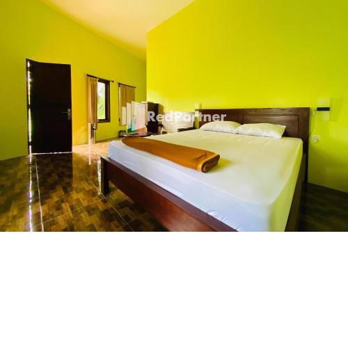 Hotel dan Gazebo Pinggir Kali Prigen RedPartner