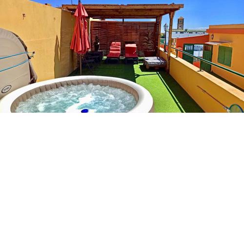 House Maye, with terrace, parking, jacuzzi and BBQ