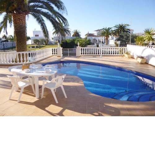 House near the canal in Empuriabrava with three bedrooms and private pool