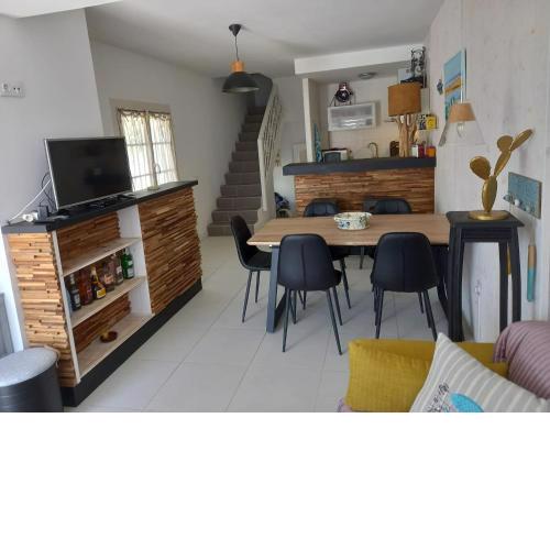 House with free parking, barbeque air conditioning