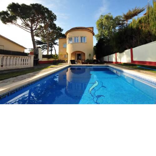 House with Pool and Sea Views