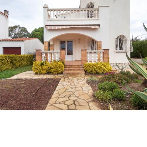 House with swimming pool for 6 a few metres from the beach