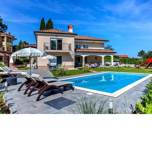 Icici Villa Sleeps 12 with Pool Air Con and WiFi