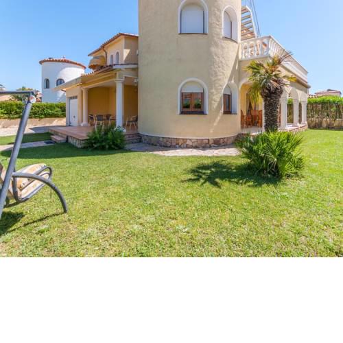 Idyllic holiday home in St Pere Pescador, with barbecue