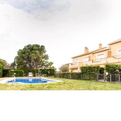 Illa Sistach Rentals: Casa con piscina comunitaria