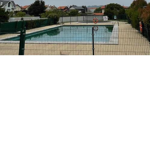 Impecable vivienda con piscinas y amplia terraza