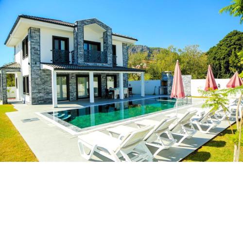 Impeccable 4-Bed Villa
