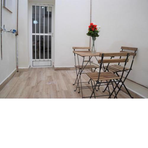 Impressive 1 bed Apartment with a stunning bathroom and Terrace CB4EV