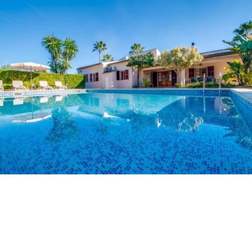 Inca Holiday Home Sleeps 8 with Pool and Air Con