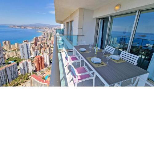 Increibles vistas al mar desde la terraza privada en la planta 39