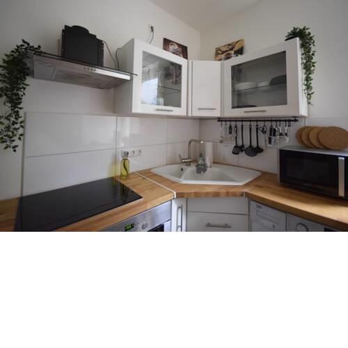 Industrial Apartment - 5 min to train station & free parking