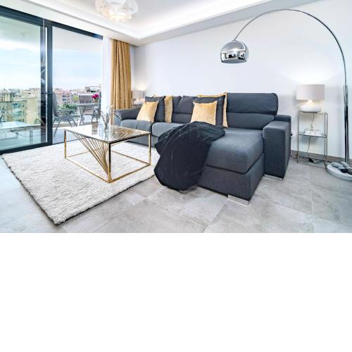 INF45P- modern 3 bed city apartment next to beach