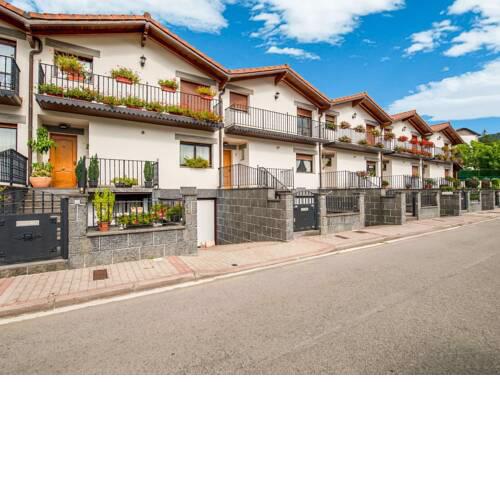 Inviting Holiday Home in Leitza with Jacuzzi
