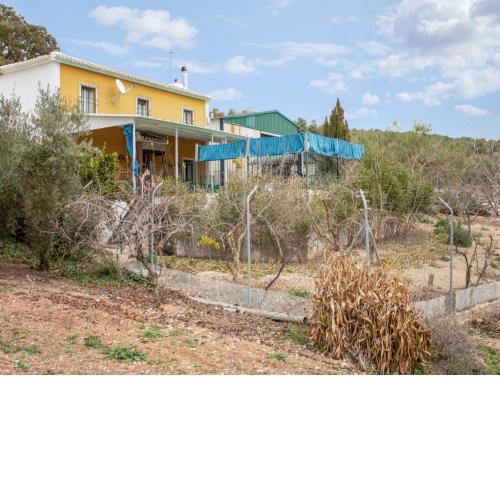 Inviting holiday home in Villanueva de Tapia with private pool