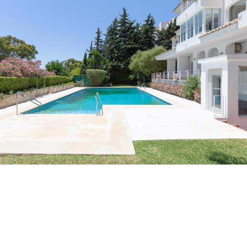 Jardines Tropicales junto a Puerto Banús
