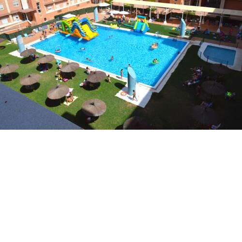 Junto a FIBES, amplio, luminoso, con piscina y parking