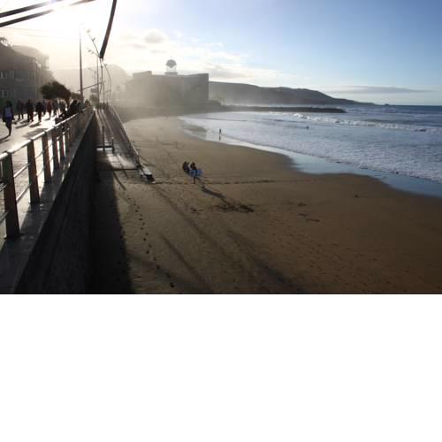 Junto a la Playa y el Auditorio