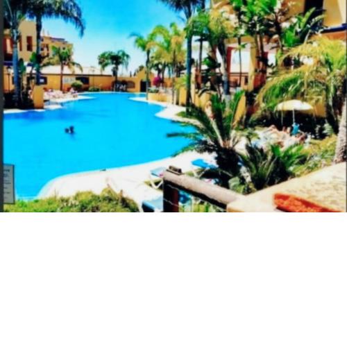 Junto al Mar Centro y Puerto Banús Jardines y piscinas