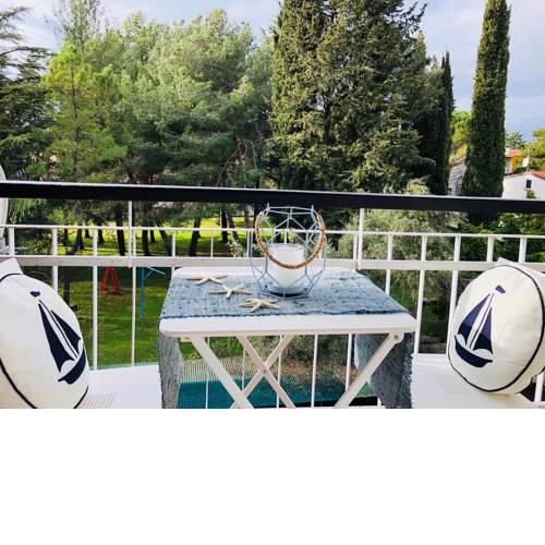 JUST RENOVATED stylish 2 bedrooms apartment only a few steps from the beach!
