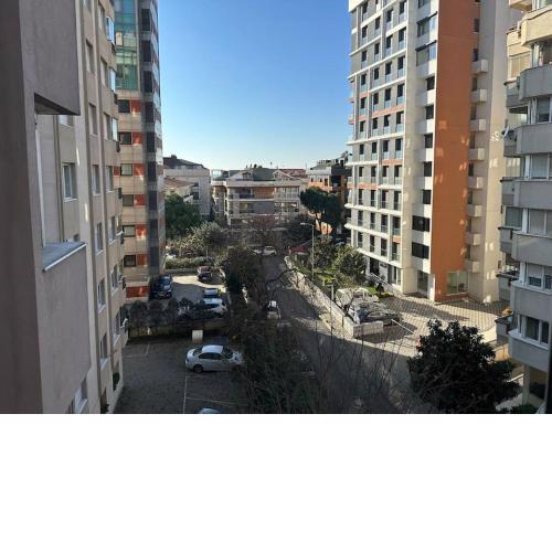 Kadıköy Kalamış 3+1 Merkezi Asansörlü Geniş Daire