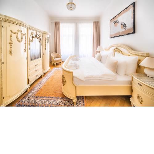 Kafka Apartment 4BR+2bath Old Town