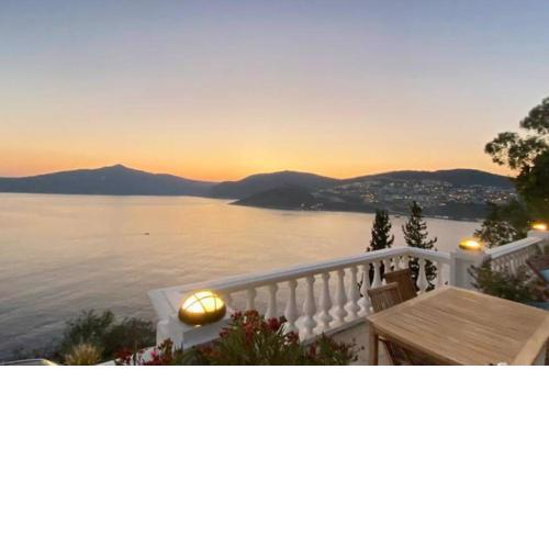 Kaş Kalkanda Denize sıfır ve Havuz imkanlı 1+1