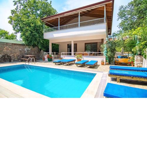 Kayaköyde 8 Kişilik Havuzlu Muhafazakar Villa