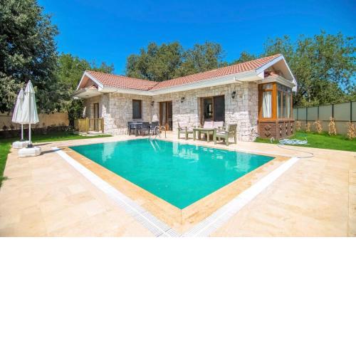 Kayaköyde Havuzlu Bahçeli Villa