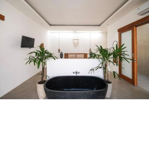 KIKI VILLAGE BATHTUB