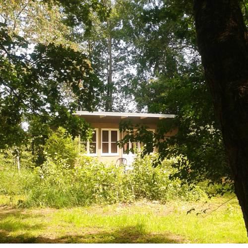 Kleine Laube im Wald