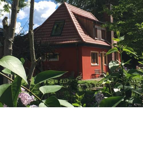 Kleine Villa im wilden Garten