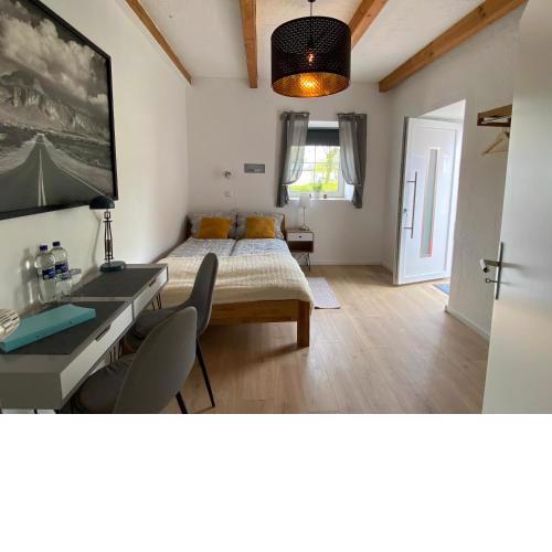 Kleines Doppelzimmer mit eigenem Bad und Kühlschrank, frisch saniert