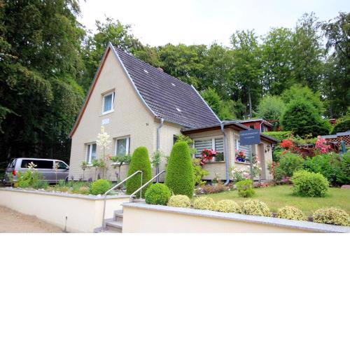 kleines Haus am Wald by Rujana