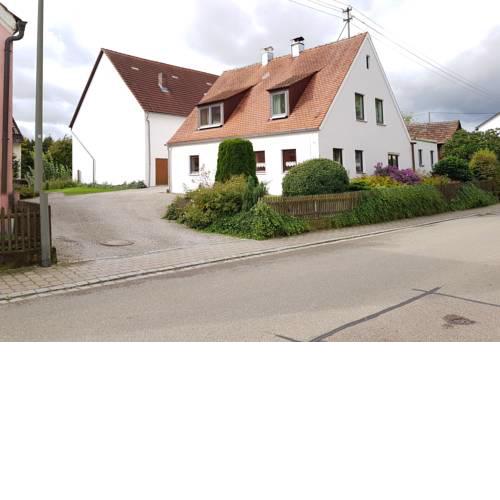 Kleines Häuschen im Grünen