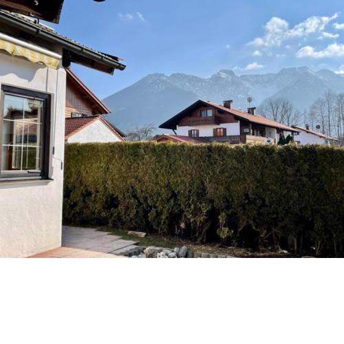Kleines Häuschen mit Bergblick