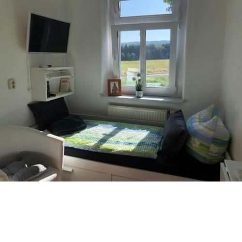 kleines Zimmer z. Übernachtung, TV, Bett 1 Person