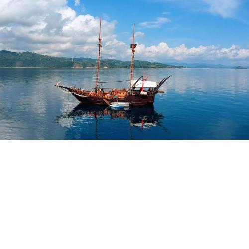 Komodo Indah's Phinisi Pirate Boat Liveaboard Charters