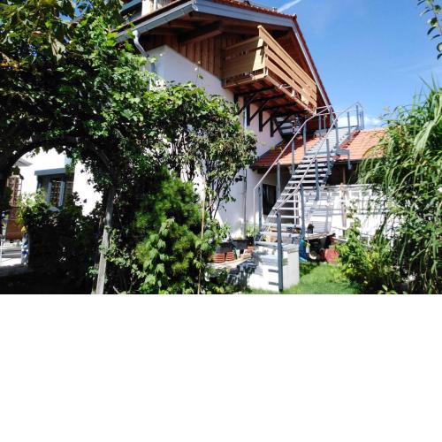 Komplette Dachwohnung mit Balkon und Bergblick